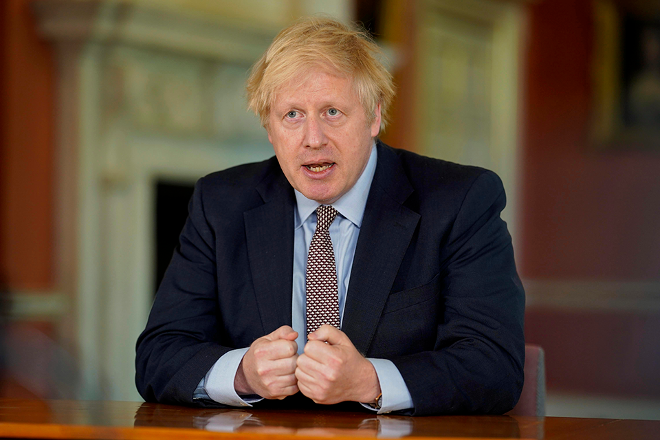 In fata valului de Covid-19 din Regatul Unit, opozitia il determina pe Boris Johnson sa adopte masuri noi