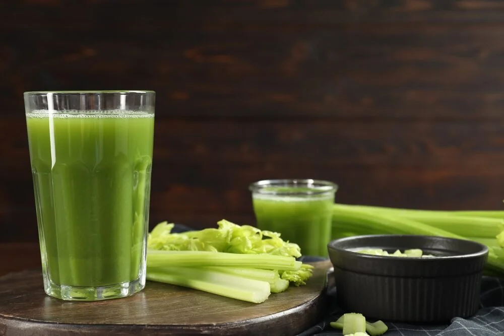 Sucul de telina: de ce este aceasta bautura de detoxifiere atat de populara pe internet?