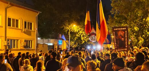 „Jandarmeria apără hoția!” Noaptea în care sute de români vin la arest pentru Georgescu