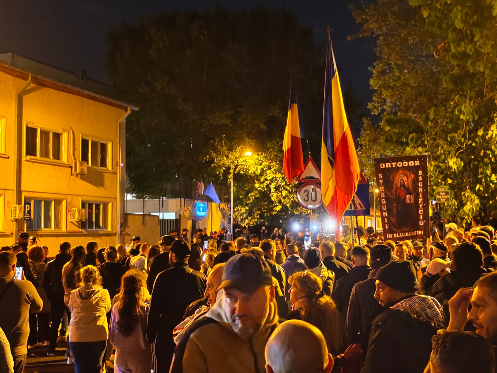 „Jandarmeria apără hoția!” Noaptea în care sute de români vin la arest pentru Georgescu