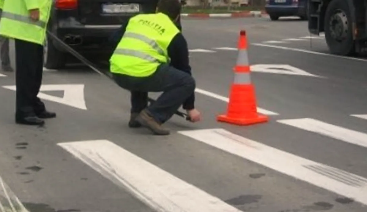 Accident mortal pe bulevard: motociclist grav rănit după ce a lovit un pieton