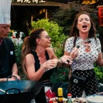 Concurenții Asia Express mănâncă pietre de râu în Wuhan