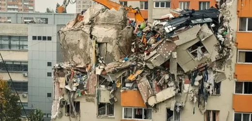 Parte din blocul din Rahova s-a prăbușit marți în timpul demolării