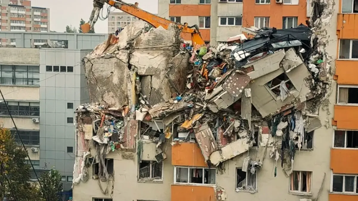 Parte din blocul din Rahova s-a prăbușit marți în timpul demolării